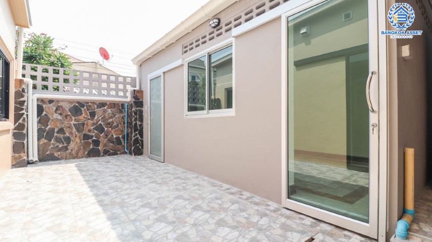 *****ทาวน์เฮ้าส์มือสองย่านกรุงเทพฯ ม.โชคชัย4 ลาดพร้าว เนื้อที่กว้างขวางมากถึง 24 ตร.ว. ฟังก์ชัน 3 ห้องนอน 2 ห้องน้ำ ที่จอดรถ 3 คัน ตกแต่งใหม่ทั้งหลัง โครงการตั้งบนทำเลเดินทางสะดวก ใกล้เมือง เชื่อมต่อรถไฟฟ้าสายสีเหลือง "สถานีโชคชัย4" และทางด่วน "ฉลองรัช" จองเลย!